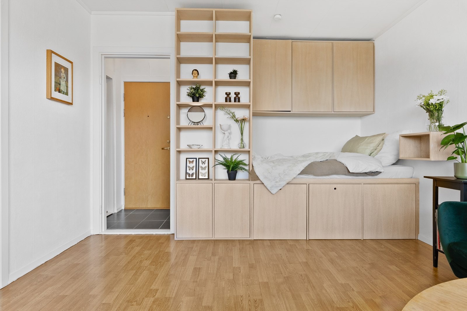 Plassbygd seng med smarte oppbevaringsløsninger. Hele underdelen består av dype skuffer med god plass til f. eks sengetøy, klær og diverse andre ting. Galleribilde