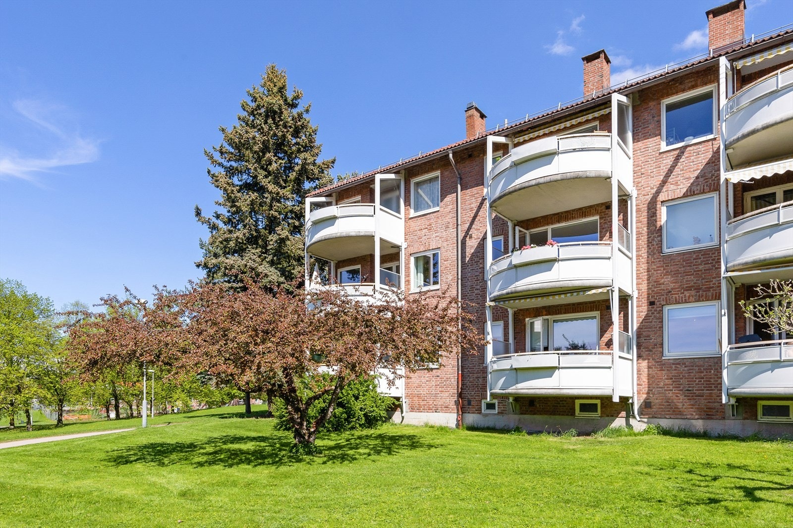 Rett utenfor leiligheten finner du flotte grøntområder, kort vei til buss og Helsfyr T-banestasjon. Galleribilde