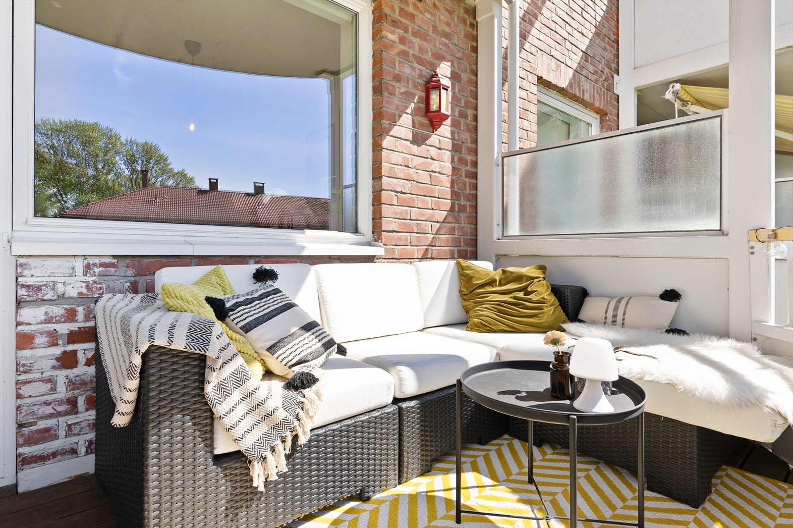 På balkongen er det god plass til det man måtte ønske av utemøblement. Galleribilde