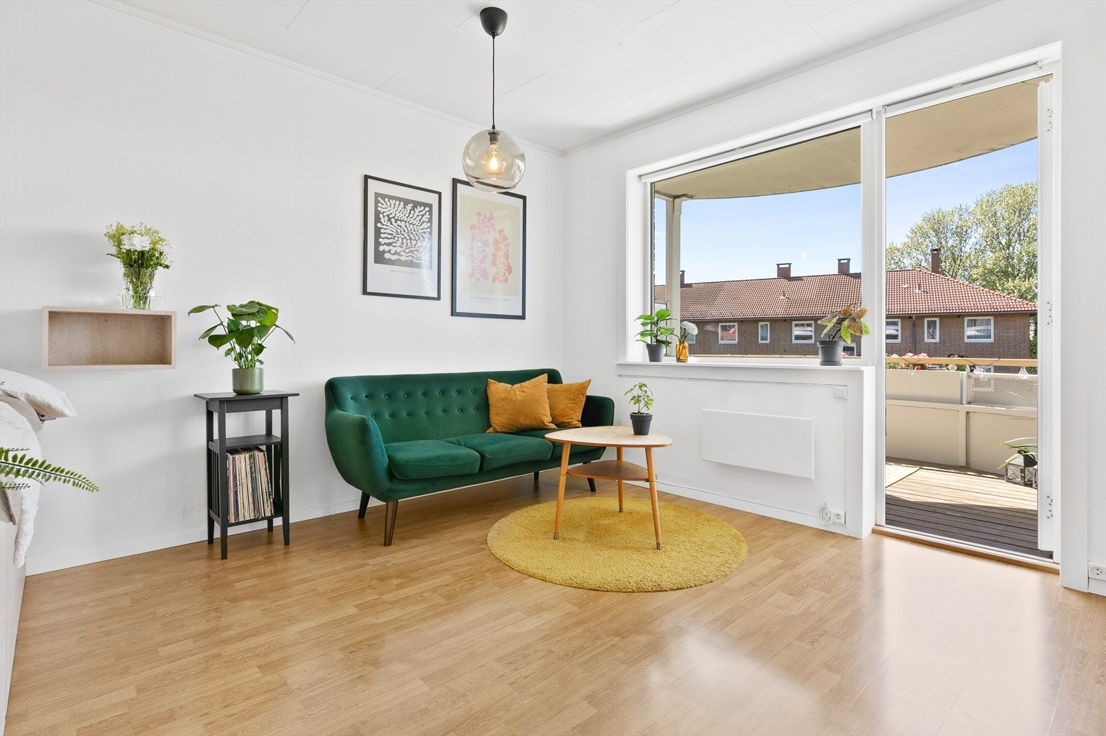 Lys stue med store vindusflater som slipper inn rikelig med naturlig lys. Fra stuen er det utgang til en fantastisk balkong med gode solforhold. Galleribilde