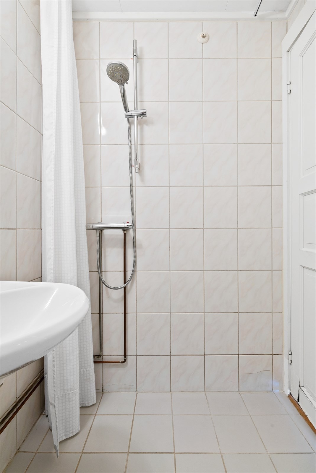 Badet består av servant, speil, hyller, toalett og opplegg til vaskemaskin. Galleribilde