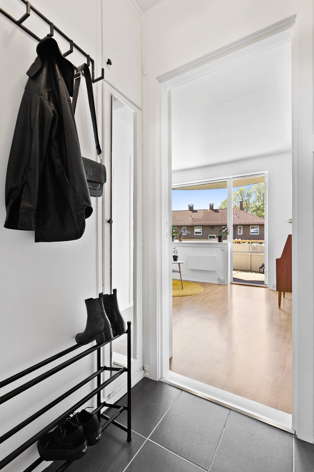 I gangen er det en praktisk bod med god plass til lagring. Galleribilde