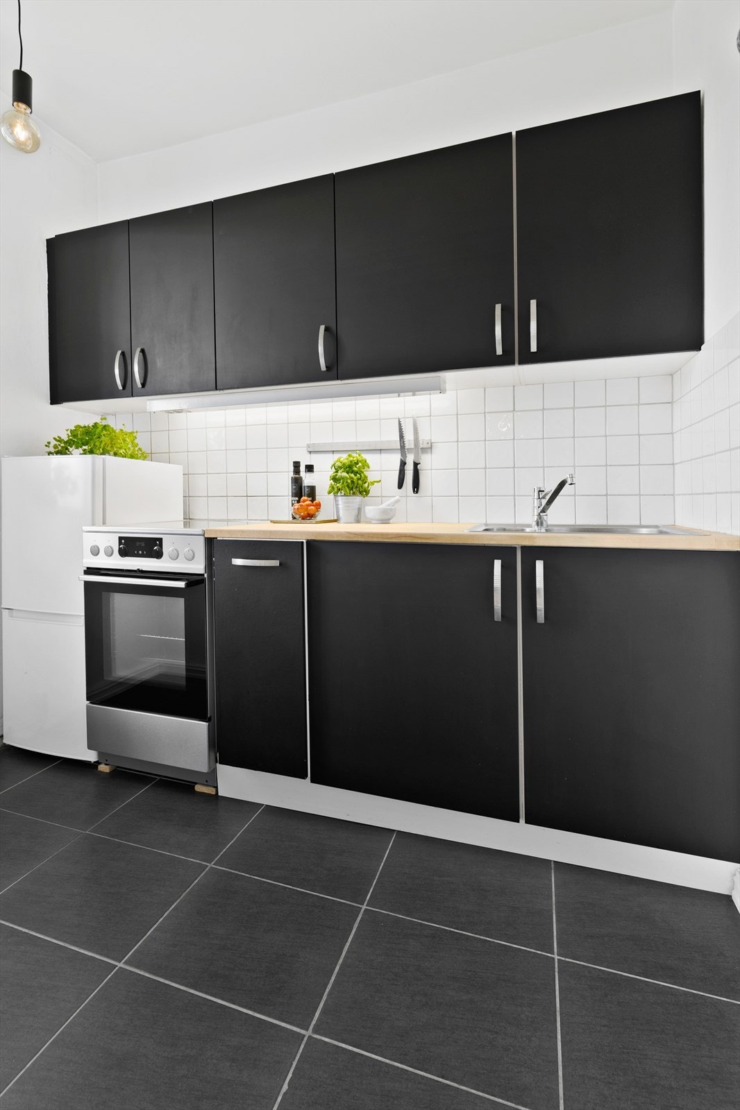 Pent kjøkken som byr på godt med skapplass. Hvitevarene medfølger leiligheten. Galleribilde