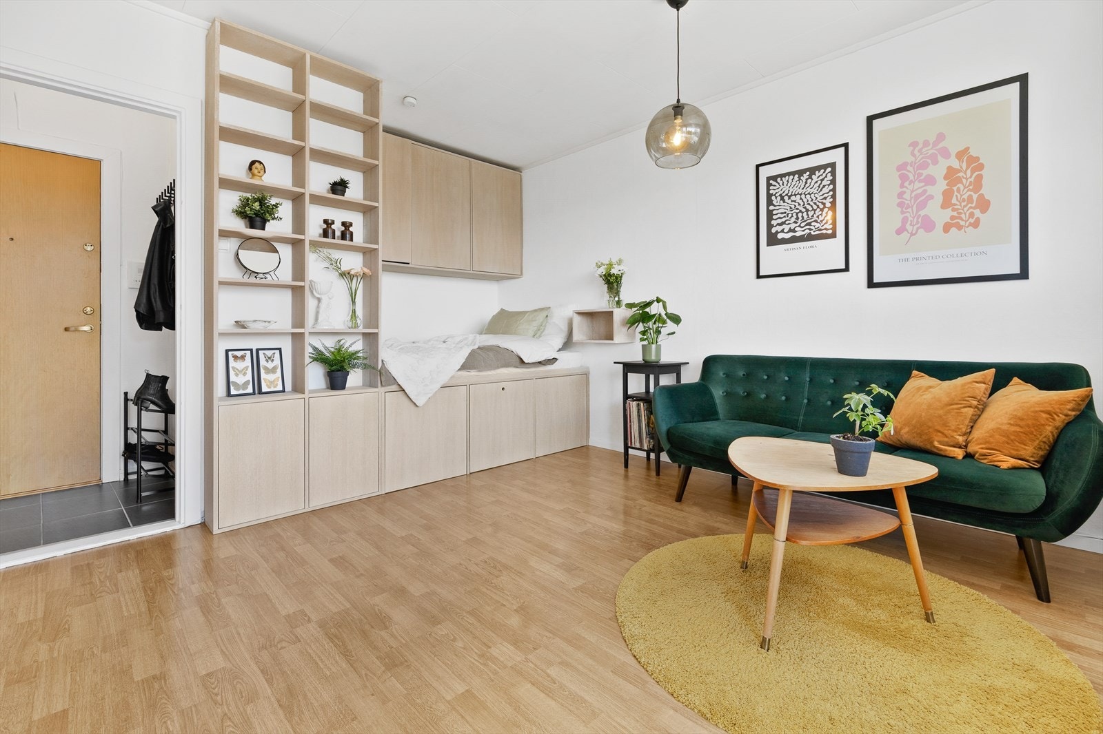 Romslig stue med plassbygd med for optimal lagring og komfort. Galleribilde