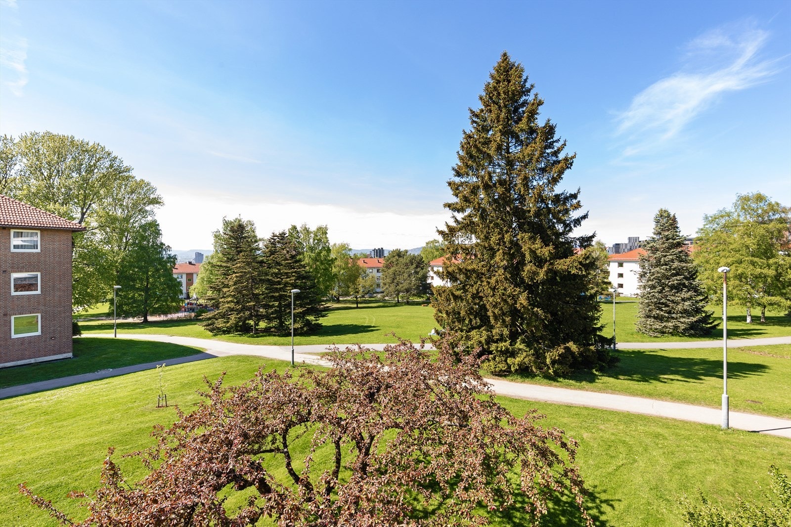 Balkongen byr på en herlig utsikt over flotte grøntområder. Galleribilde