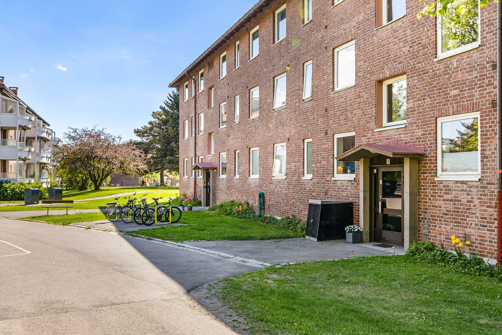 Hyggelig og grønt inngangsparti med plass til å parkere sykkelen etter jobb. Galleribilde