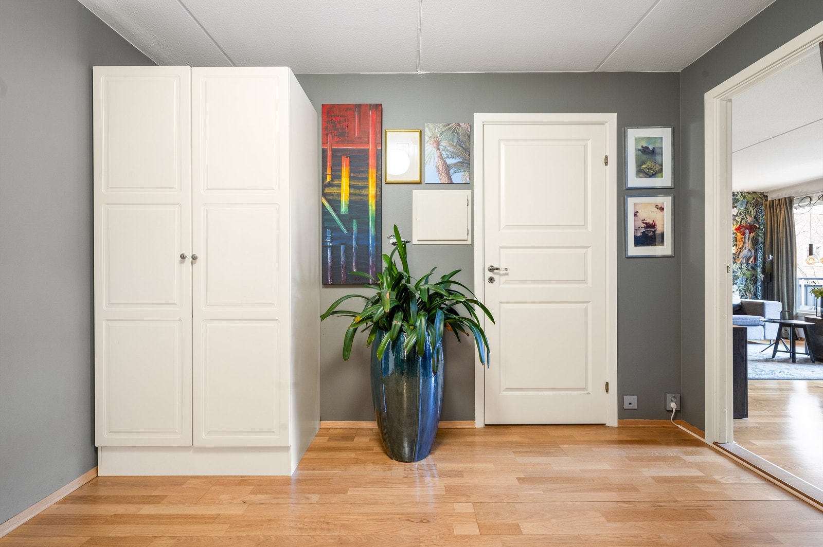 Fra entréen er det videre adkomst til samtlige av boligens rom. Galleribilde
