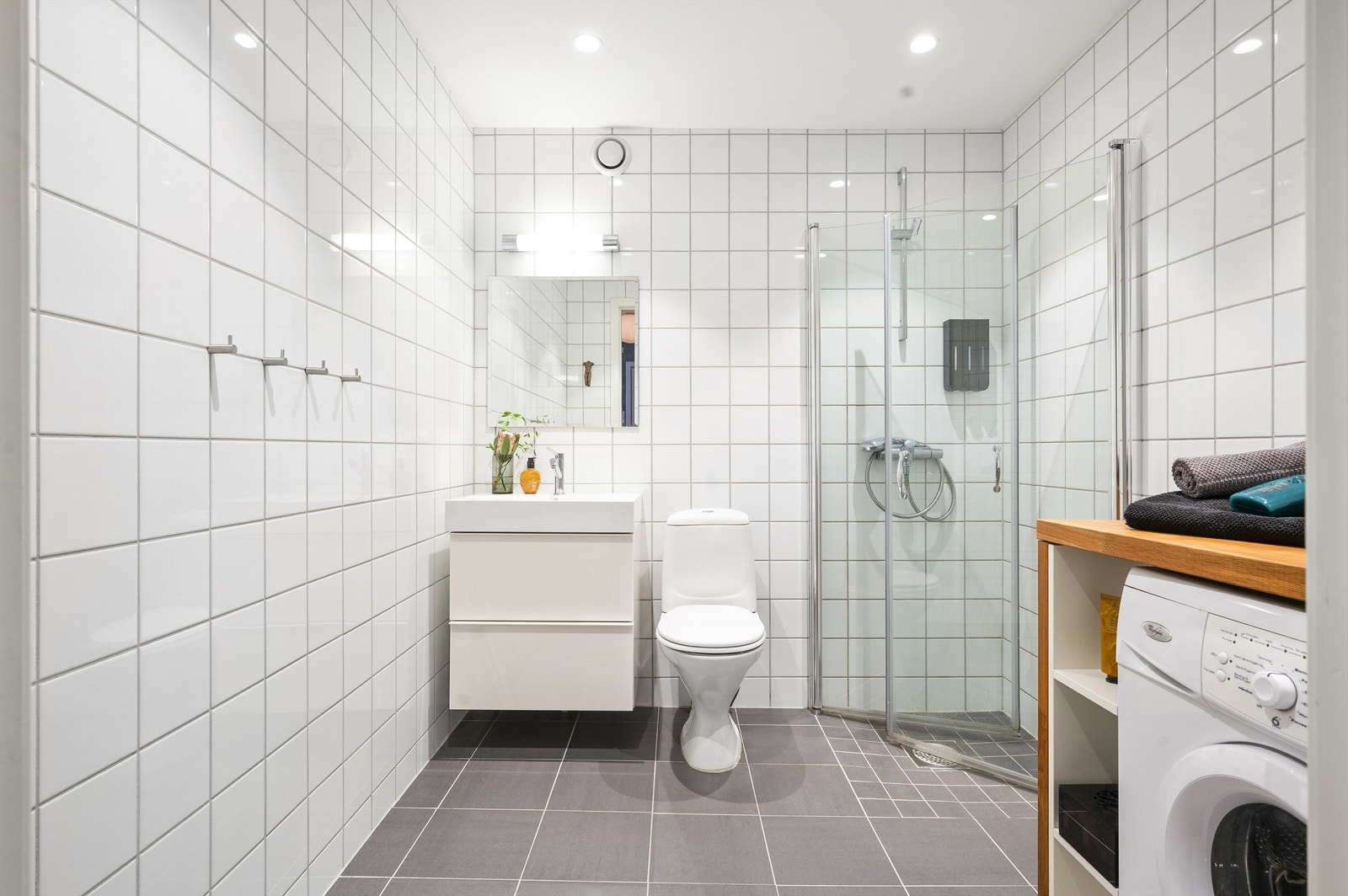 Badet er er pent flislagt på gulv og vegger med varme i gulvet. Innredningen består blant annet av vegghengt servantskuffer med nedfelt servant. Galleribilde