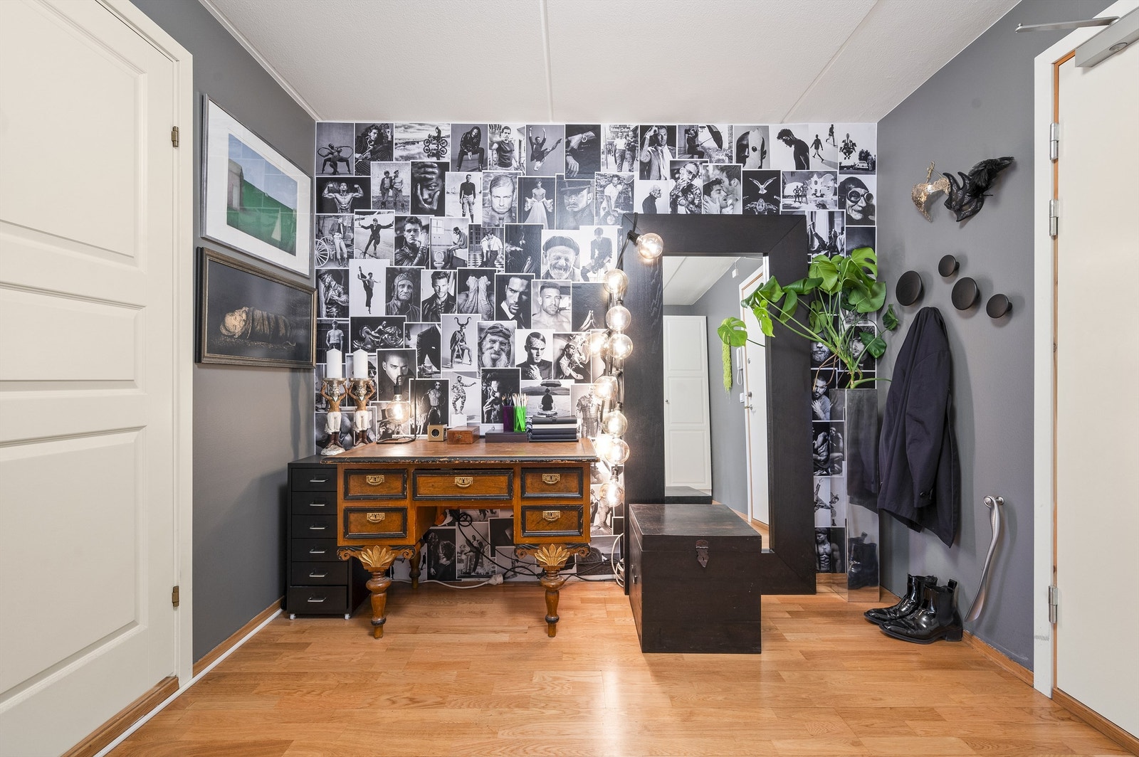 Her er det plass til å henge fra seg yttertøyet og sette fra seg sko. Galleribilde