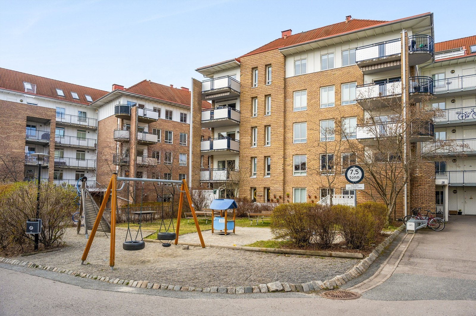 Herlige fellesområder med gressplen, diverse beplantning og lekeplass. Galleribilde