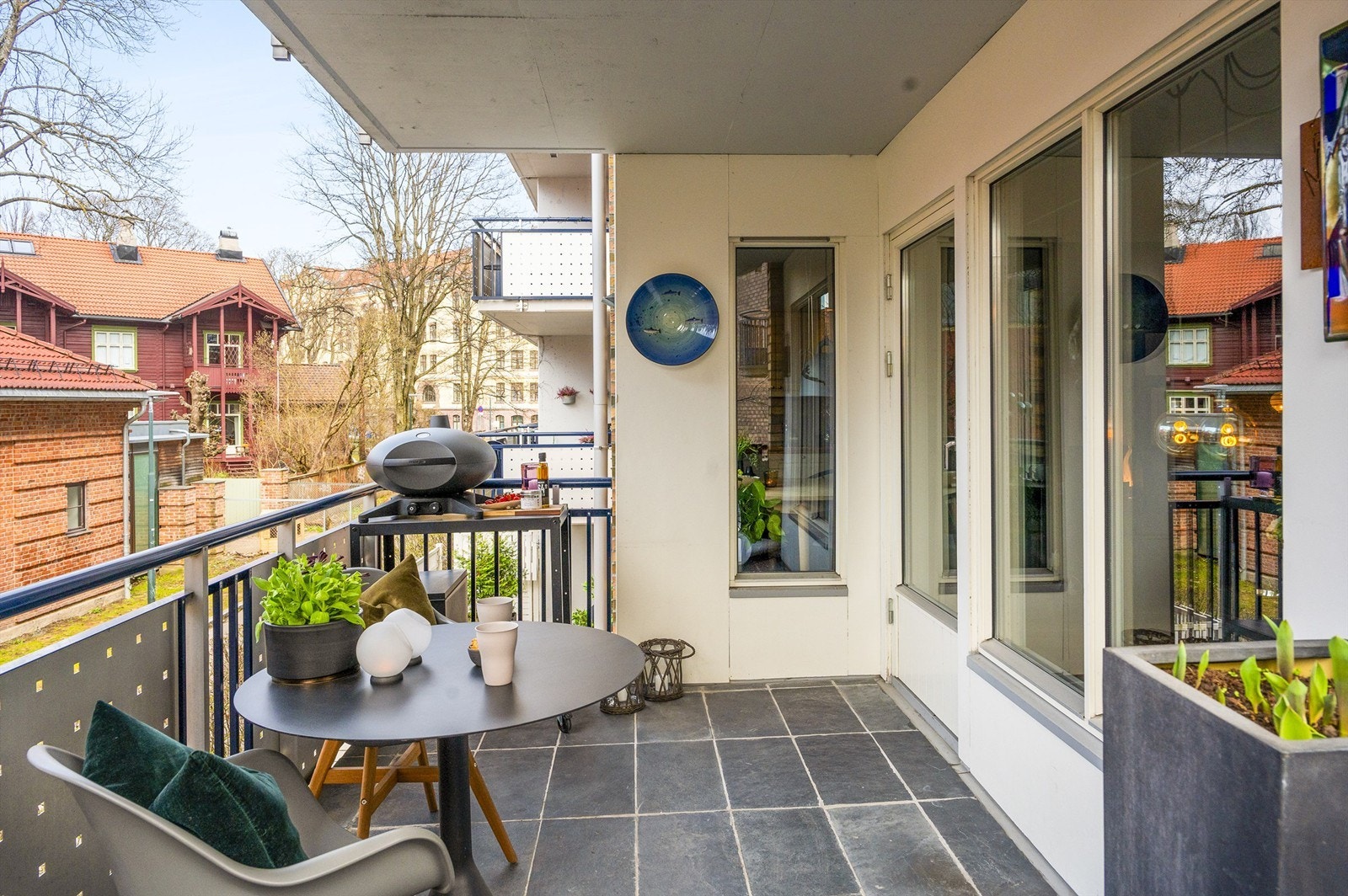 Fra stue er det utgang til boligens herlige balkong på 10 kvm. Her kan du enkelt innrede med en koselig sittegruppe der årets varme sommerdager kan nytes. Galleribilde