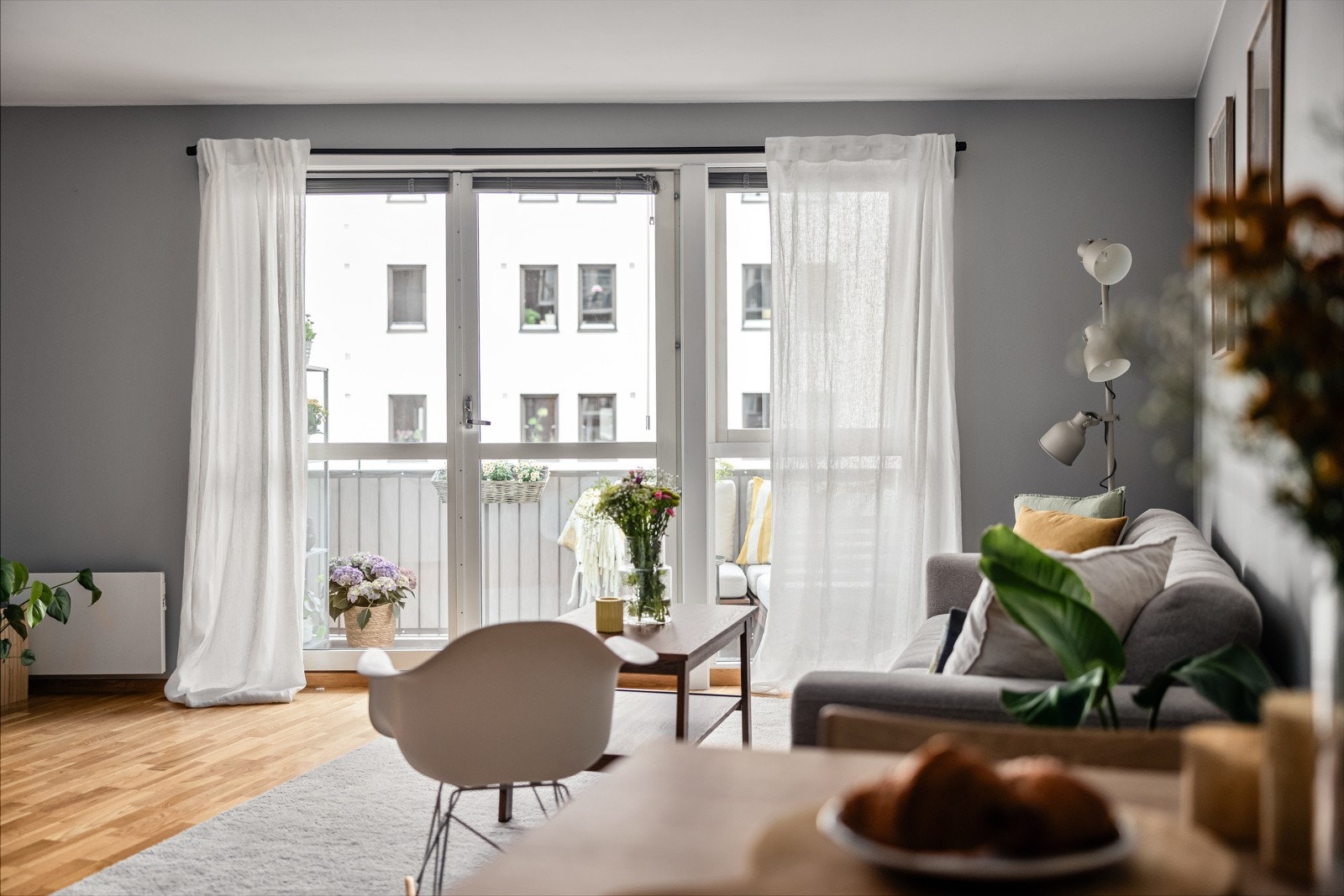 Stuen er det naturlige oppholdsrommet i leiligheten, og er et stort, lyst og fint rom. Galleribilde