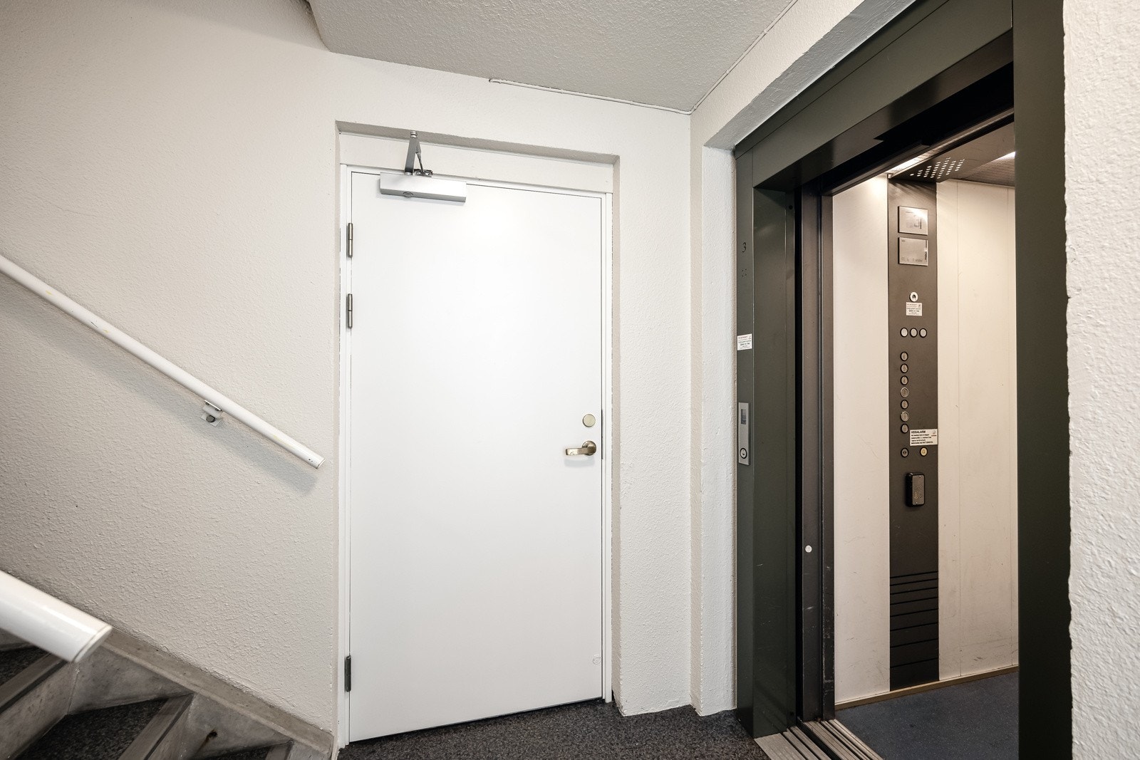 Du tar deg opp til leiligheten i byggets 3. etasje via felles trapperom med heisadkomst. Galleribilde