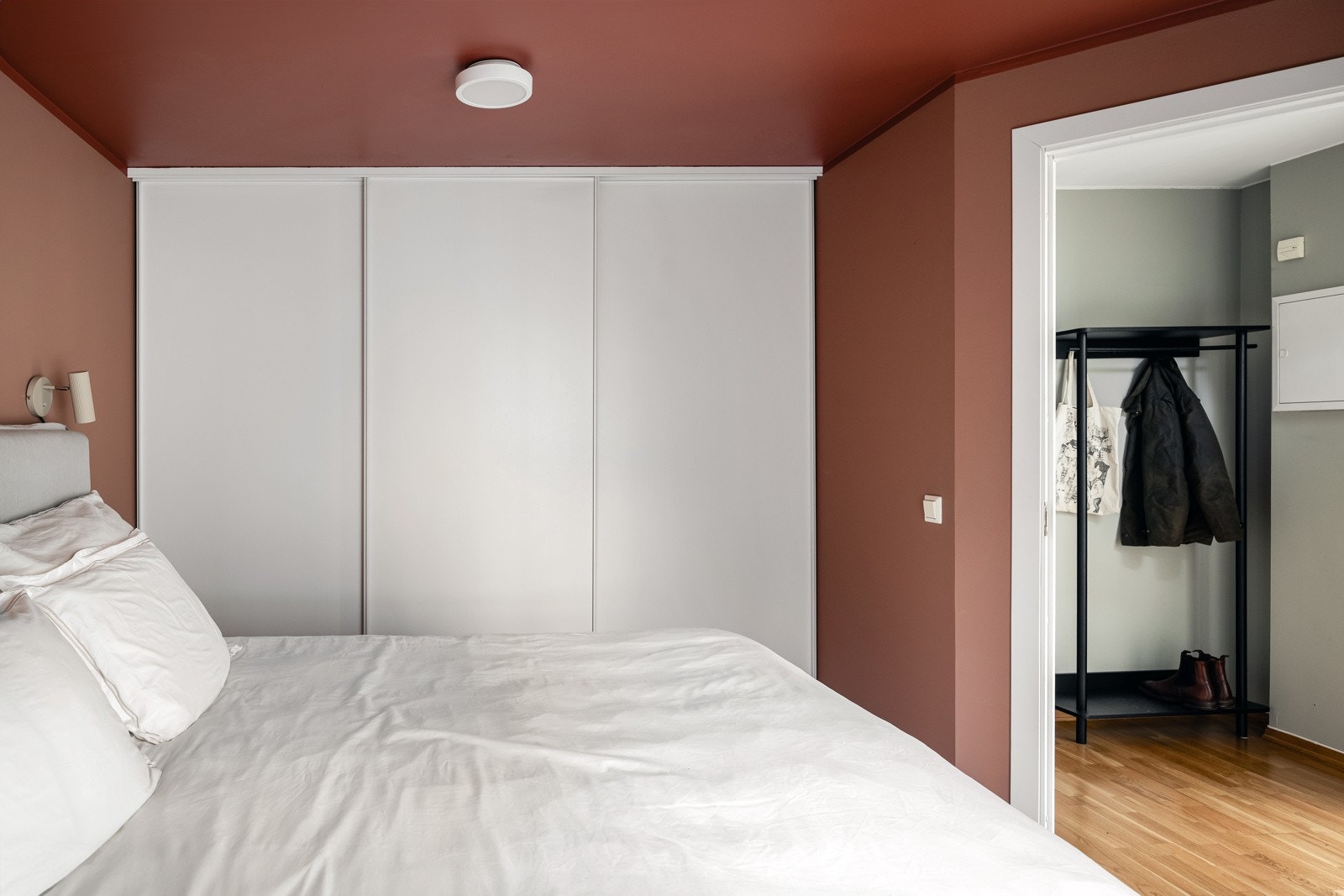 Det er rikelig med oppbevaringsplass i to store plassbygde skyvedørsgarderober hvor den ene har speildører. Galleribilde