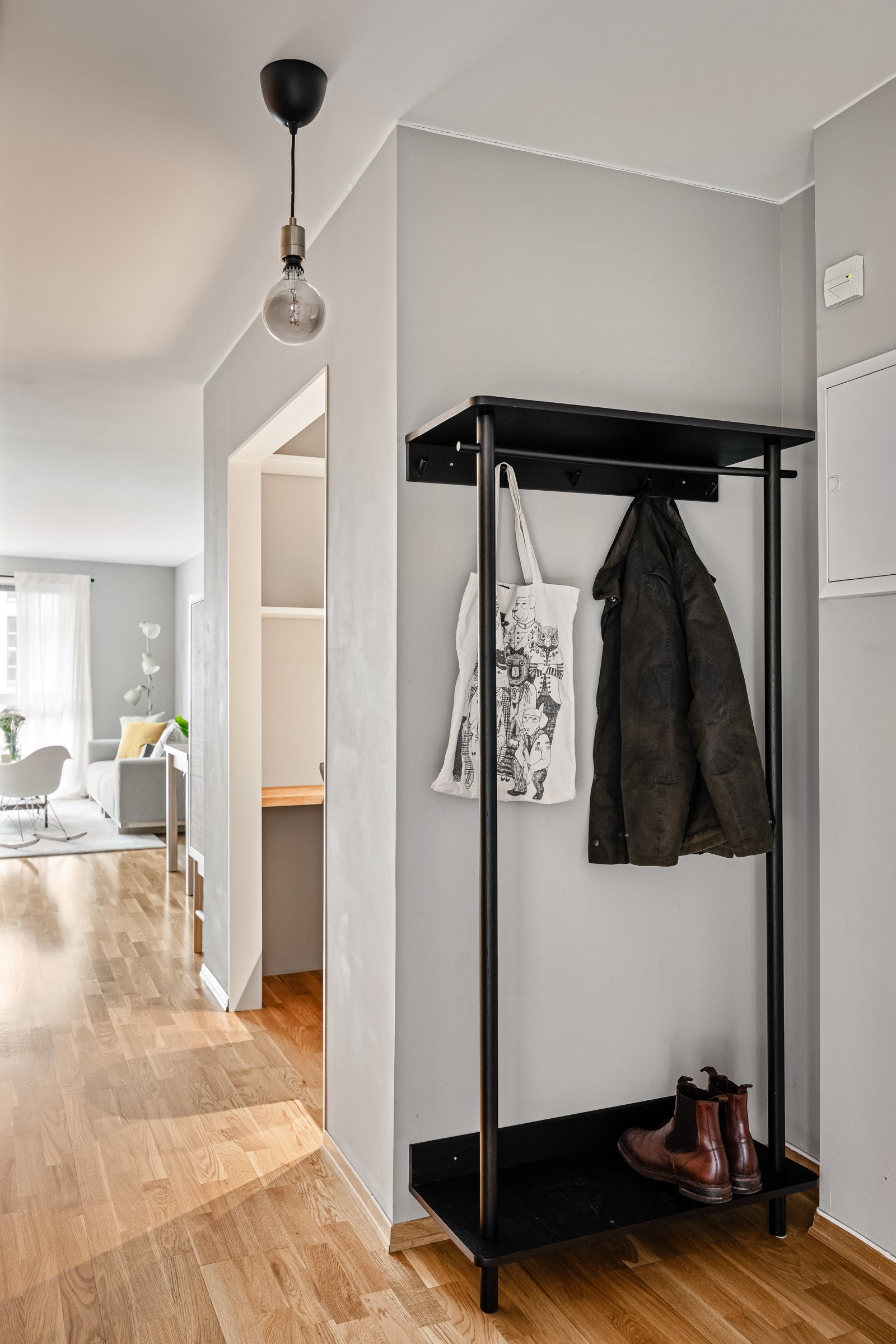 Når du entrer leiligheten kommer du inn i en lys og innbydende entré med plass til sko og oppheng av yttertøy. Galleribilde
