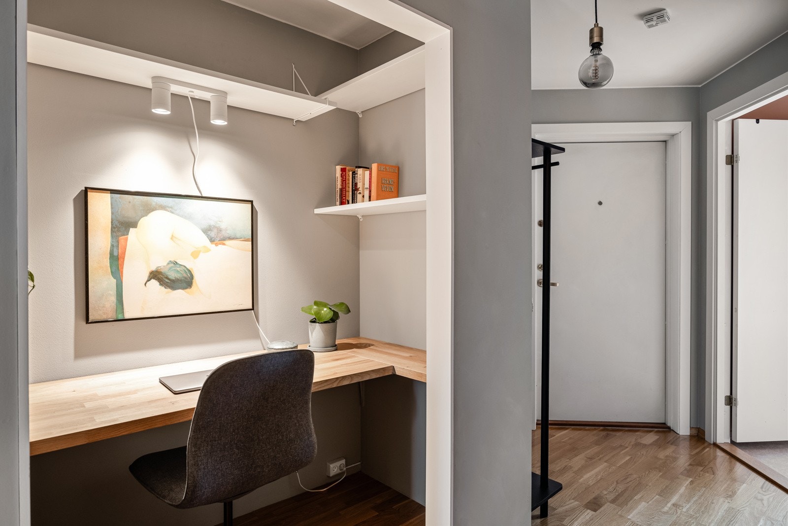 I entréen er det innredet med en fin kontorplass som også kan benyttes som et garderoberom om ønskelig. Galleribilde