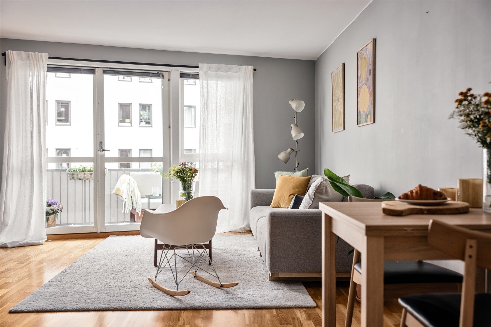 De store vindusflatene slipper inn rikelig med naturlig lys som bidrar til en god romfølelse. Galleribilde