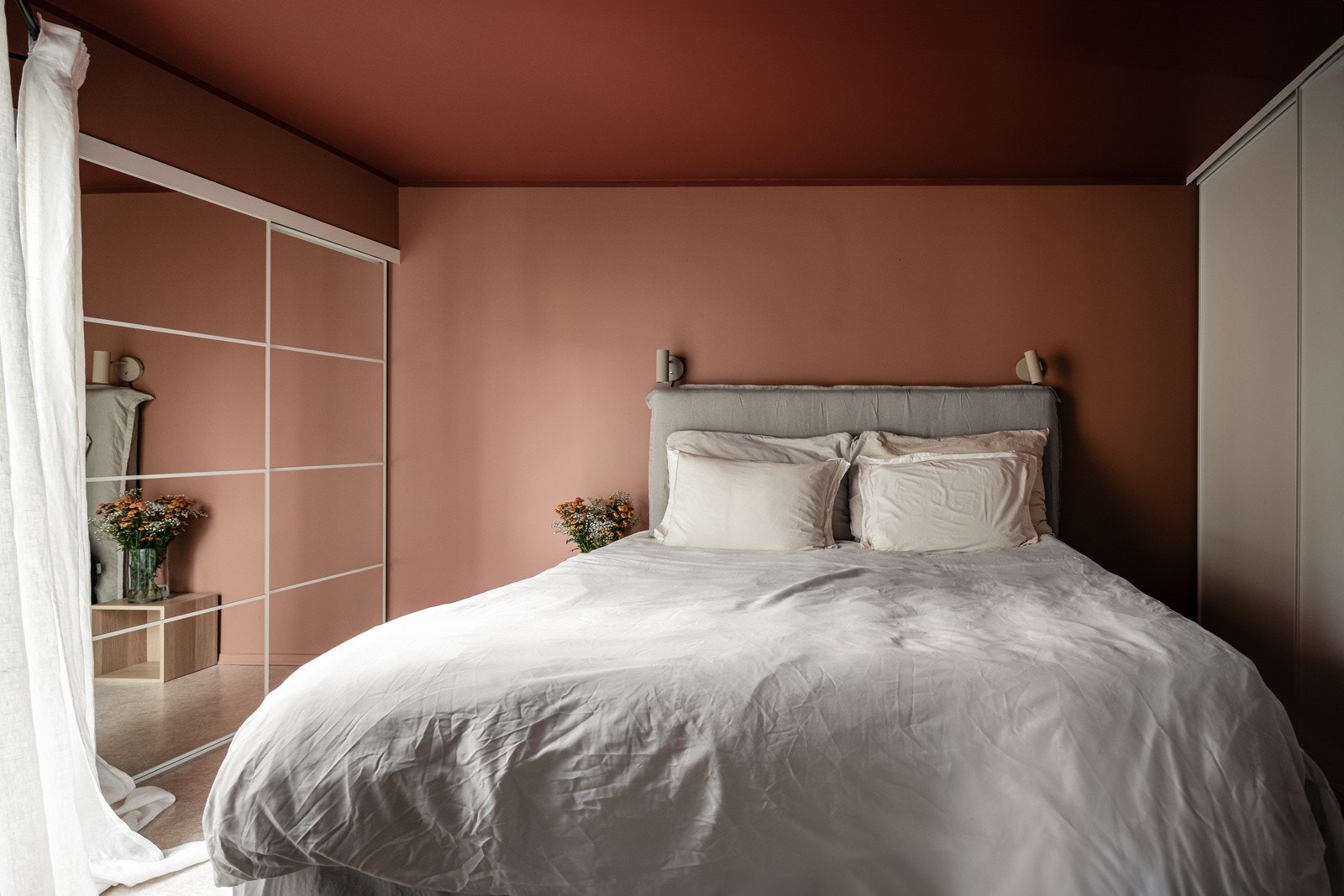 På soverommet er det naturlig plass til dobbeltseng med tilhørende nattbord. Galleribilde