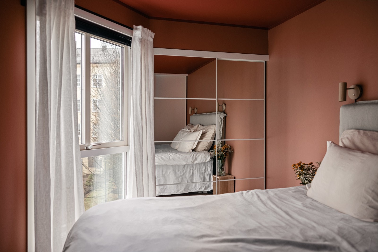 Soverommet har stor vindusflate som vender ut mot rolig bakgård uten biltrafikk. Galleribilde