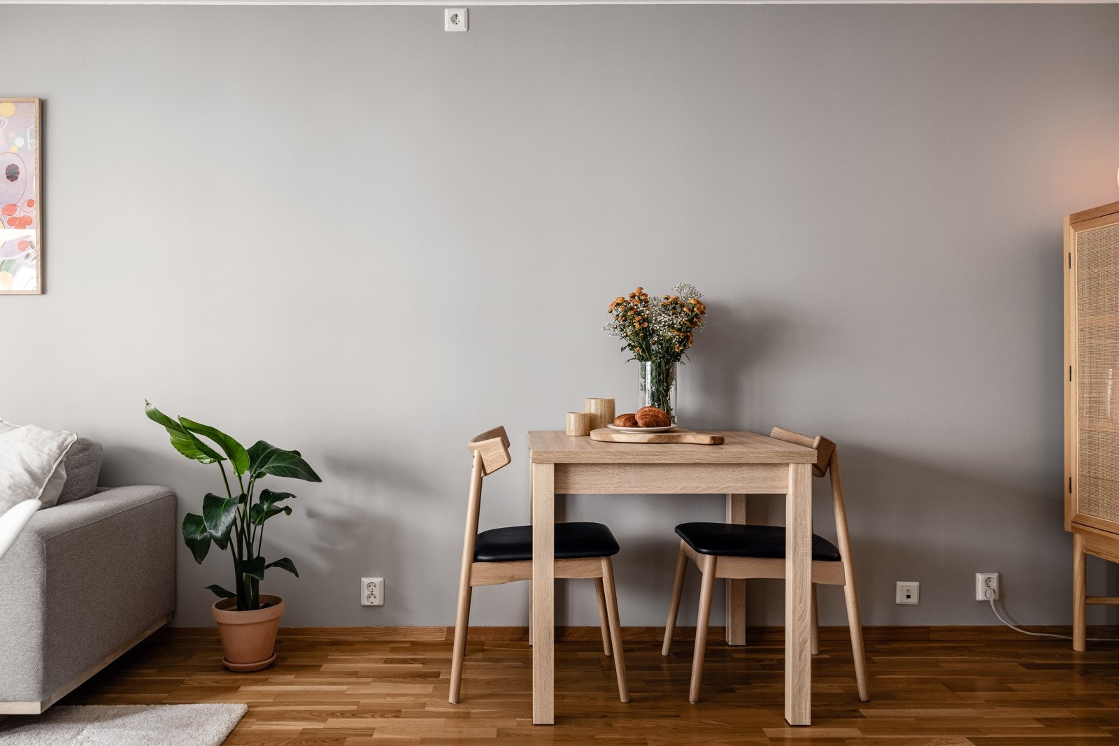 Stuen er romslig med plass til både sofagruppe med salongbord, mediemøblement og et spisebord. Galleribilde