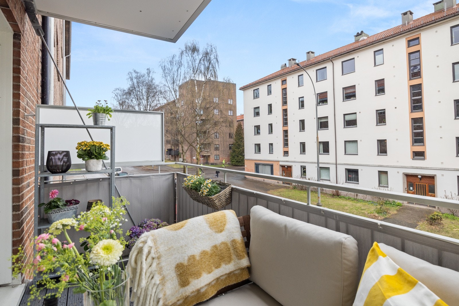 Balkongen er overbygget, har terrassebord på gulv og god plass til sittegruppe etter eget ønske og behov. Galleribilde