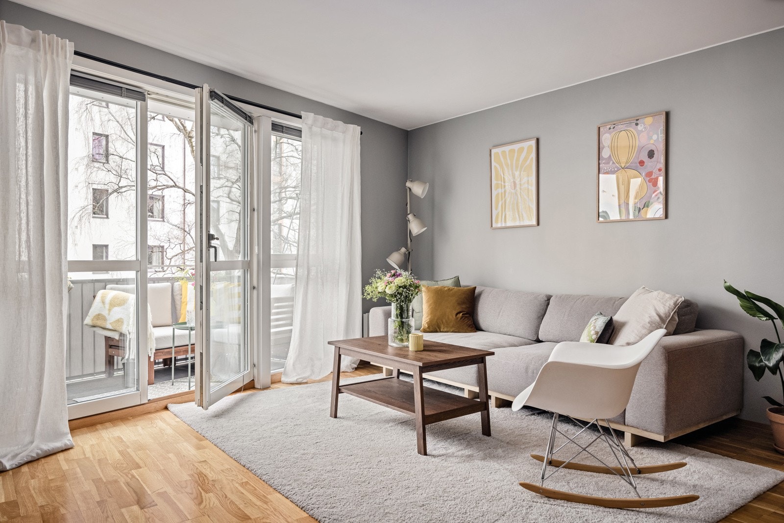 En stor, lys og pen 2-roms leilighet med god standard og balkong. Galleribilde