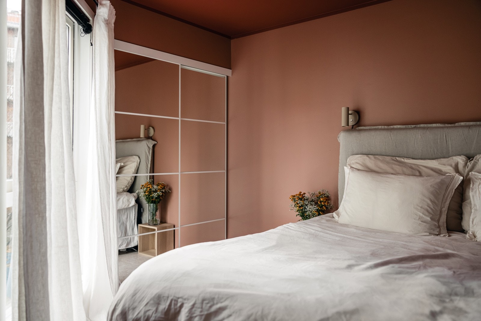 Det er rikelig med oppbevaringsplass i to store plassbygde skyvedørsgarderober hvor den ene har speildører. Galleribilde