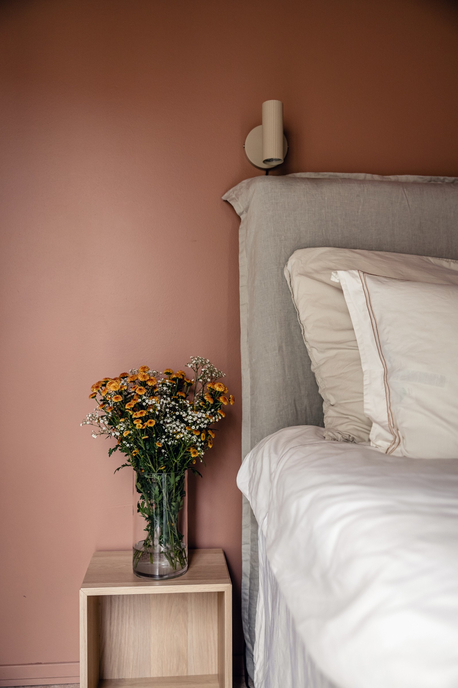 Leiligheten har et innbydende soverom som er malt i en fin varm farge. Galleribilde