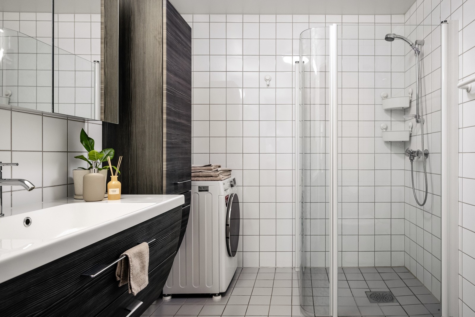 Leiligheten har et lyst og tidløst flislagt baderom fra byggeåret. Baderommet har lysegrå fliser på gulv med gulvvarme, hvite fliser på veggene og avtrekksventil koblet til mekanisk avtrekk. Galleribilde