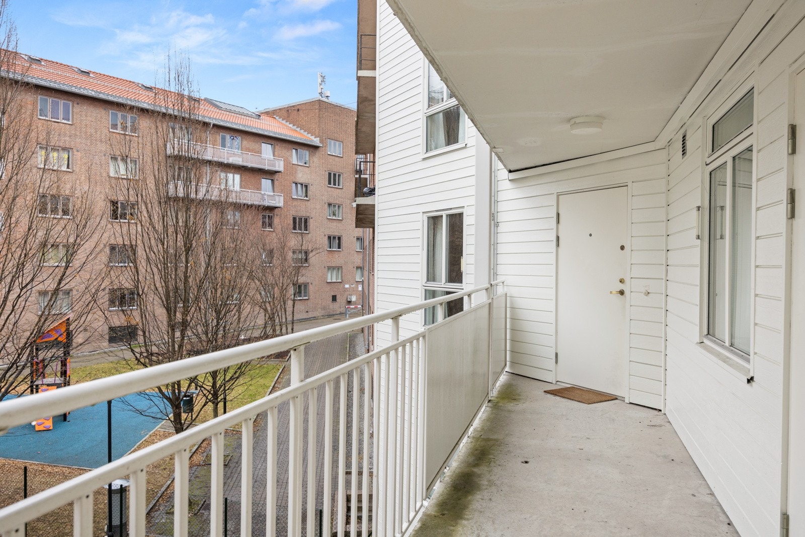 En overbygget svalgang leder så videre til leiligheten som har en usjenert beliggenhet i enden. Galleribilde