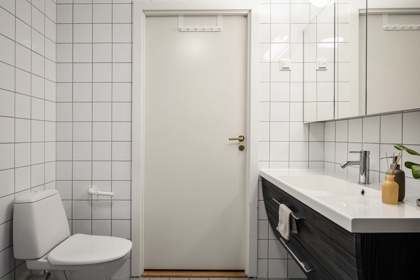 Baderommet er også utstyrt med dusjhjørne med innfellbare glassdører og gulvstående toalett. Galleribilde