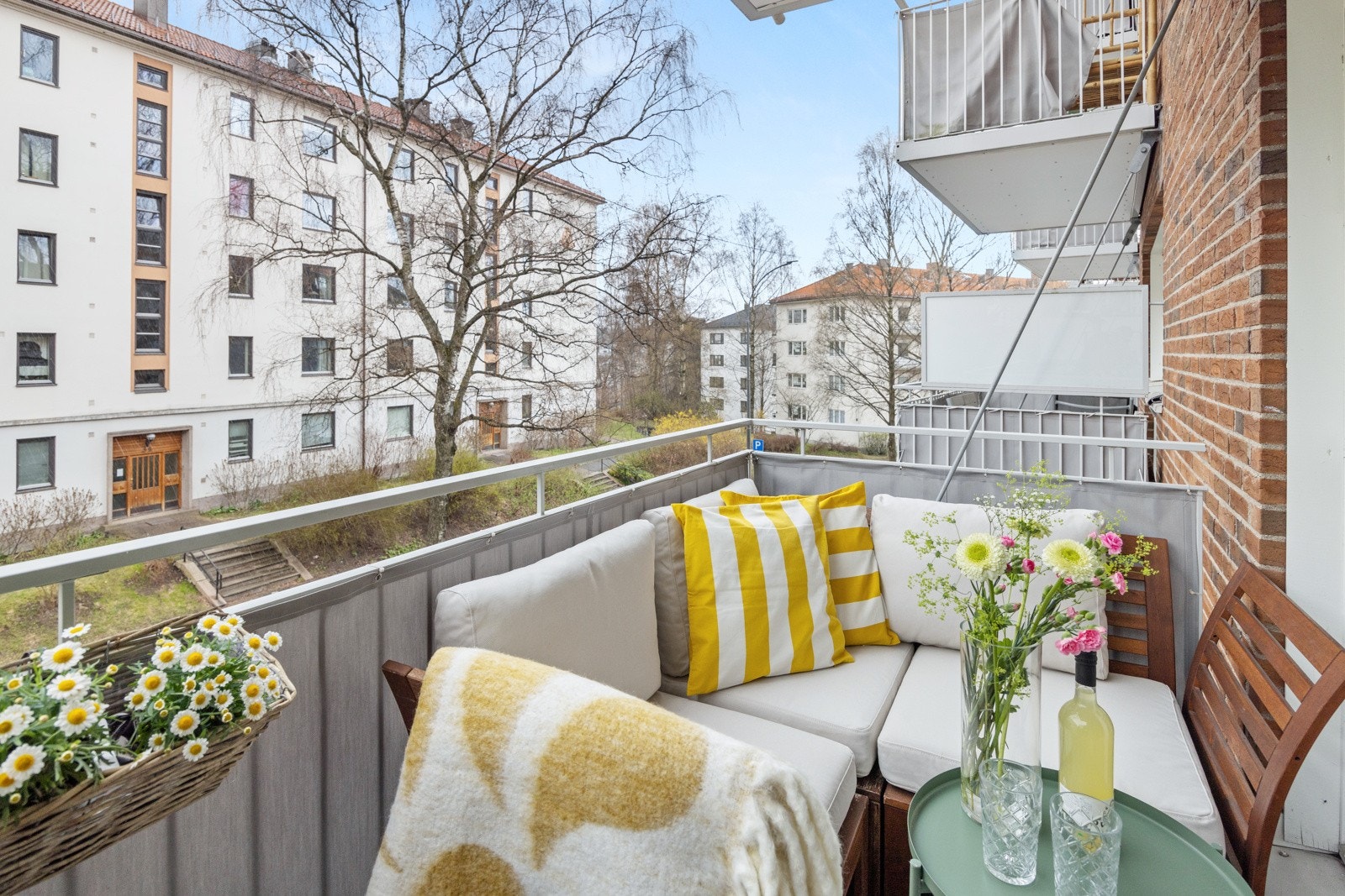 Beliggenheten mot øst sørger for gode solforhold fra tidlig morgen til formiddag. Galleribilde