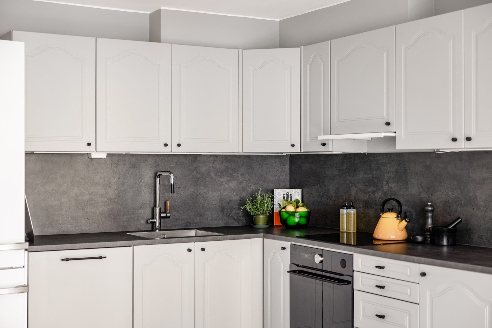 Pen og tidløs kjøkkeninnredning med god skap- og benkeplass. Kjøkkenet er utstyrt med medfølgende integrerte hvitevarer som stekeovn, platetopp, mekanisk avtrekksvifte og oppvaskmaskin. Galleribilde