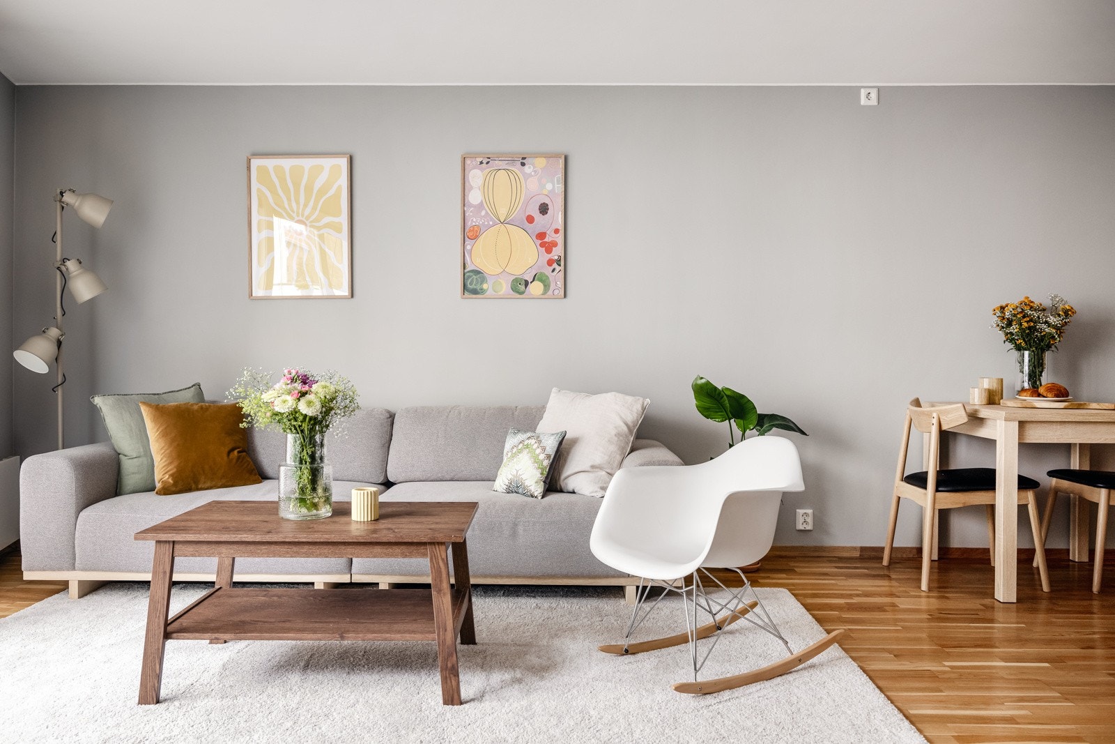 God standard med parkett på gulv, glatte overflater malt i en tidløs farge og skjult elektrisk anlegg. Galleribilde