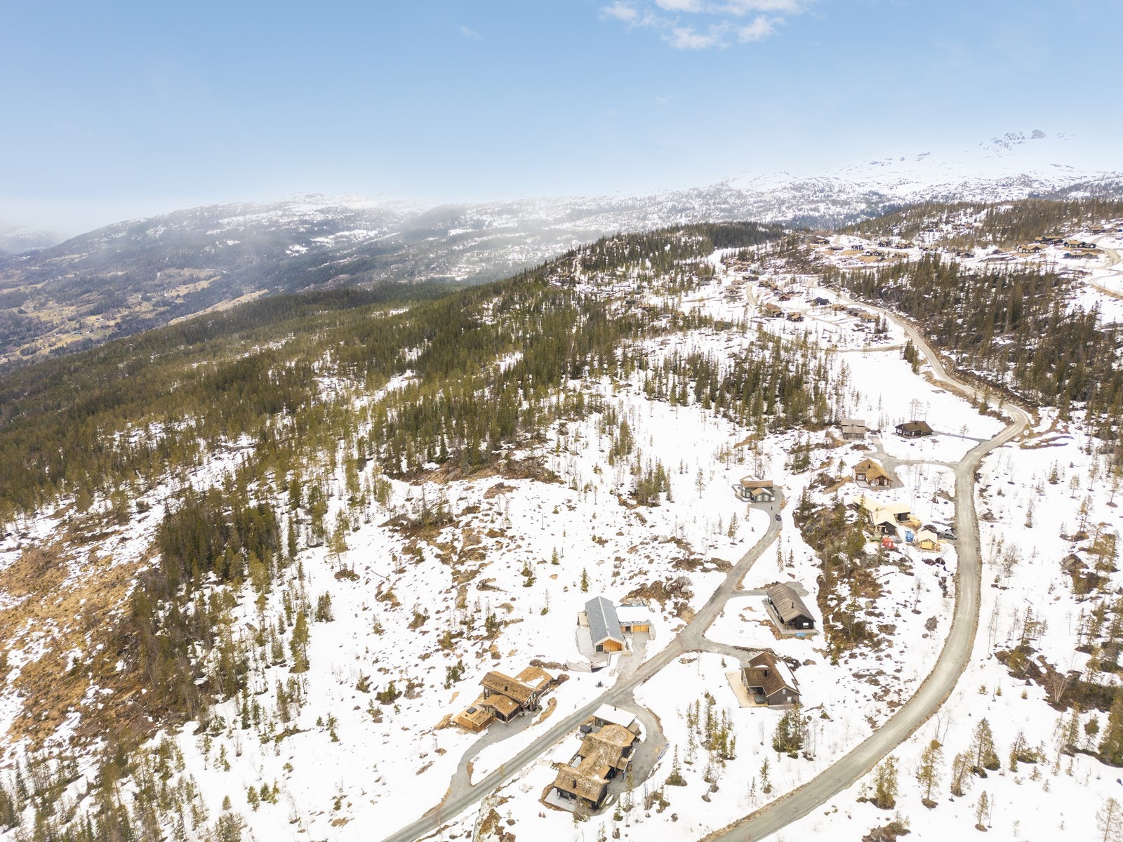 Fra tomten er det ca. 8-9 km til Eggedal sentrum med et variert handels-, service og aktivitetstilbud. Galleribilde