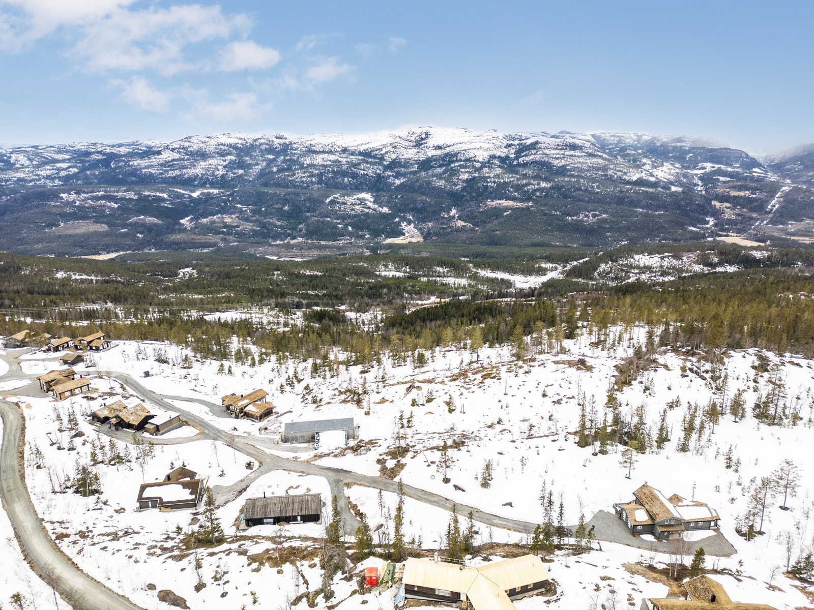 Ønsker du litt mer fart og spenning med ski på beina kan du ta turen til Haglebu skianlegg - en familievennlig og flott alpinbakke, eller ta kjøreturen til Norefjell Skisenter med flere nedfarter med varierende vanskelighetsgrader. Galleribilde