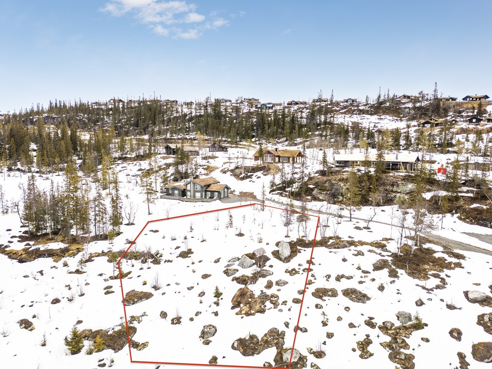 Stor fritidstomt på solsiden av Norefjell med nydelig utsikt og gode solforhold. Galleribilde