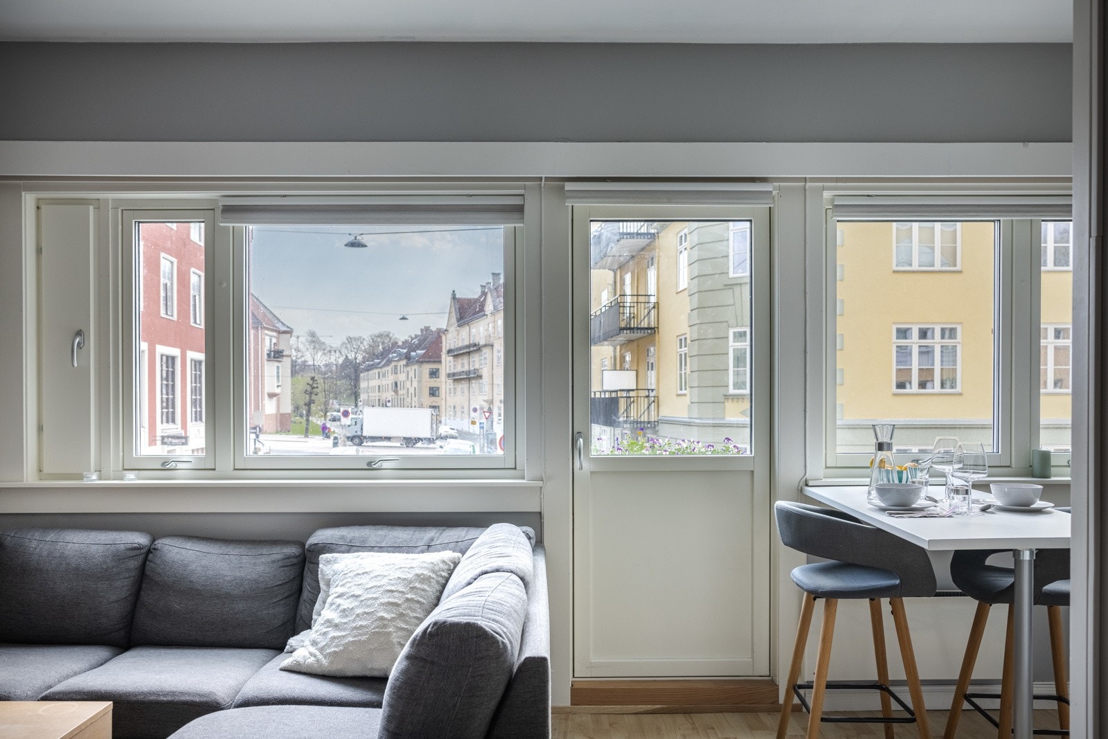 Alle vindusflatene slipper inn rikelig med naturlig lys i boligen, som bygger oppunder dets bokvalitet. Galleribilde
