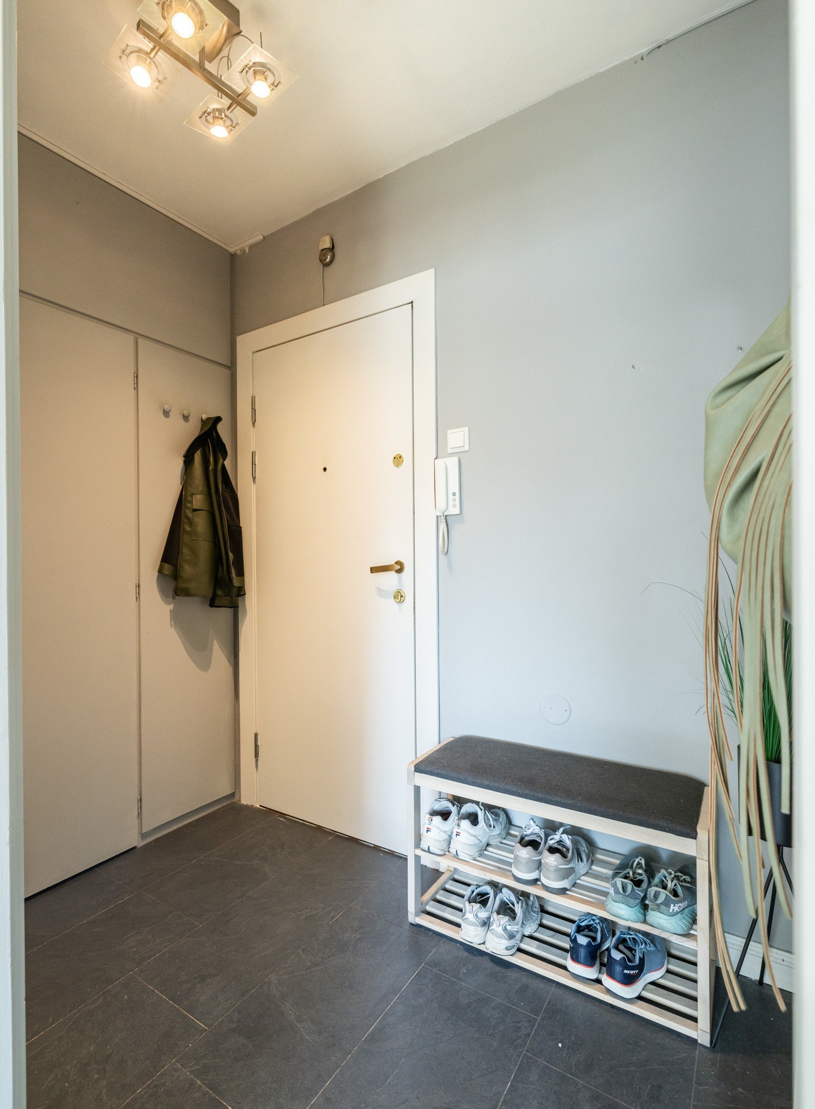 Hyggelig og innbydende entré som gir deg et godt førsteinntrykk. Følgelig mulighet for å henge fra seg yttertøy og sette fra seg sko. Galleribilde