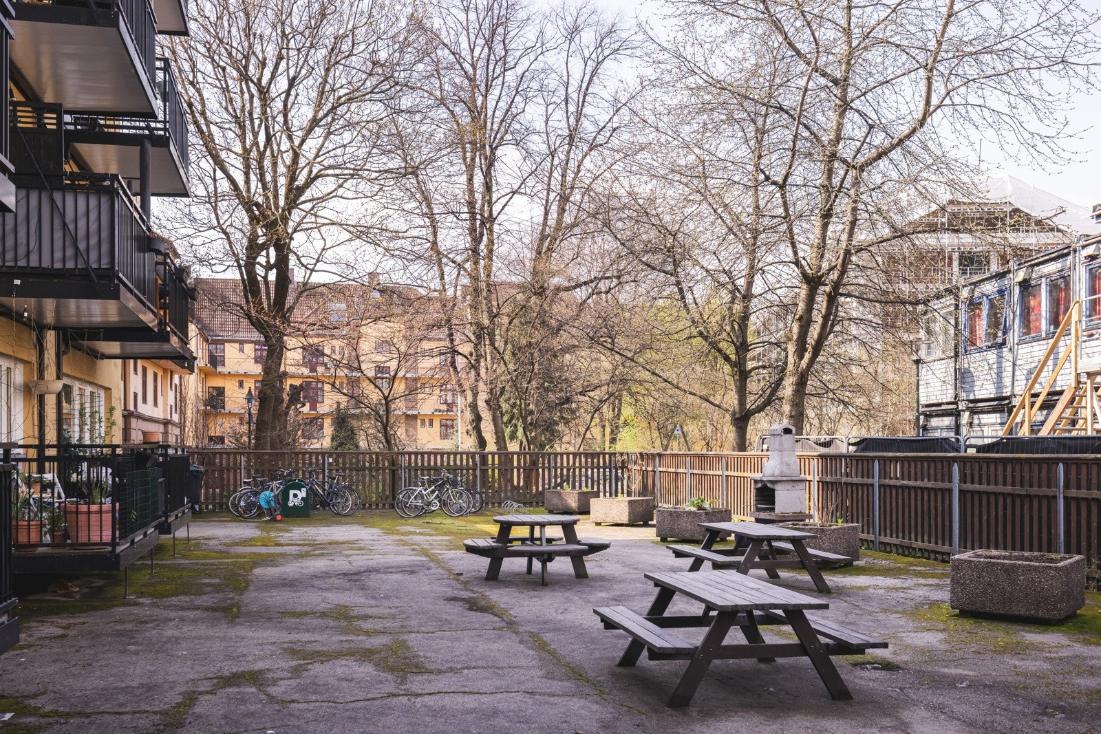 Bakgården har felles sittegrupper og mulighet for parkering av sykkel. Galleribilde