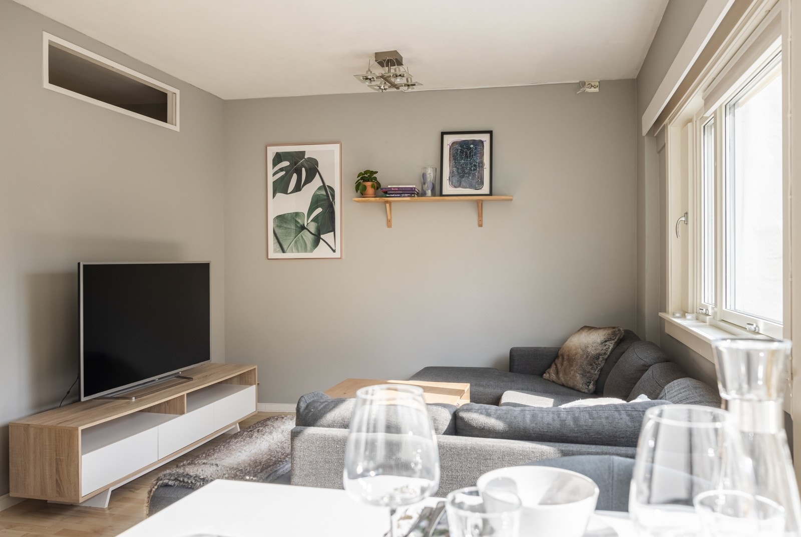 Det blir en egen, naturlig stuesone med vegg til alkoveløsning som er satt opp i regi av tidligere eier. Galleribilde