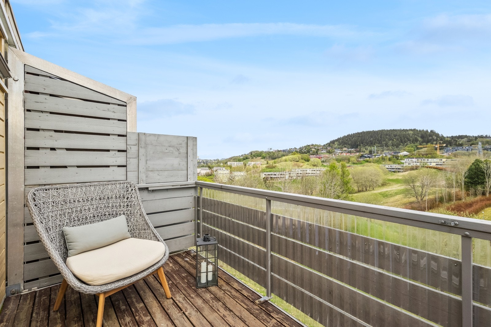 Det er god plass til en liten sittegruppe og evt. grill. Galleribilde