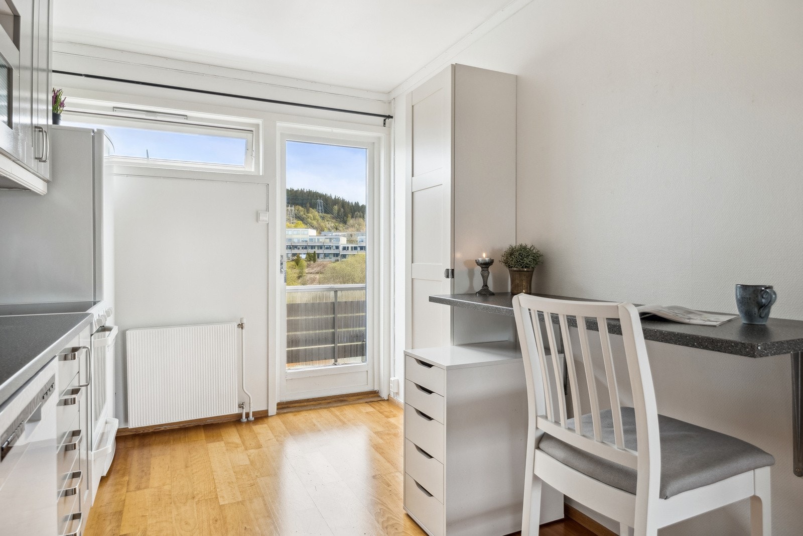 Det er meget god skap- og benkeplass og tilrettelagt for en liten spiseplass. Galleribilde
