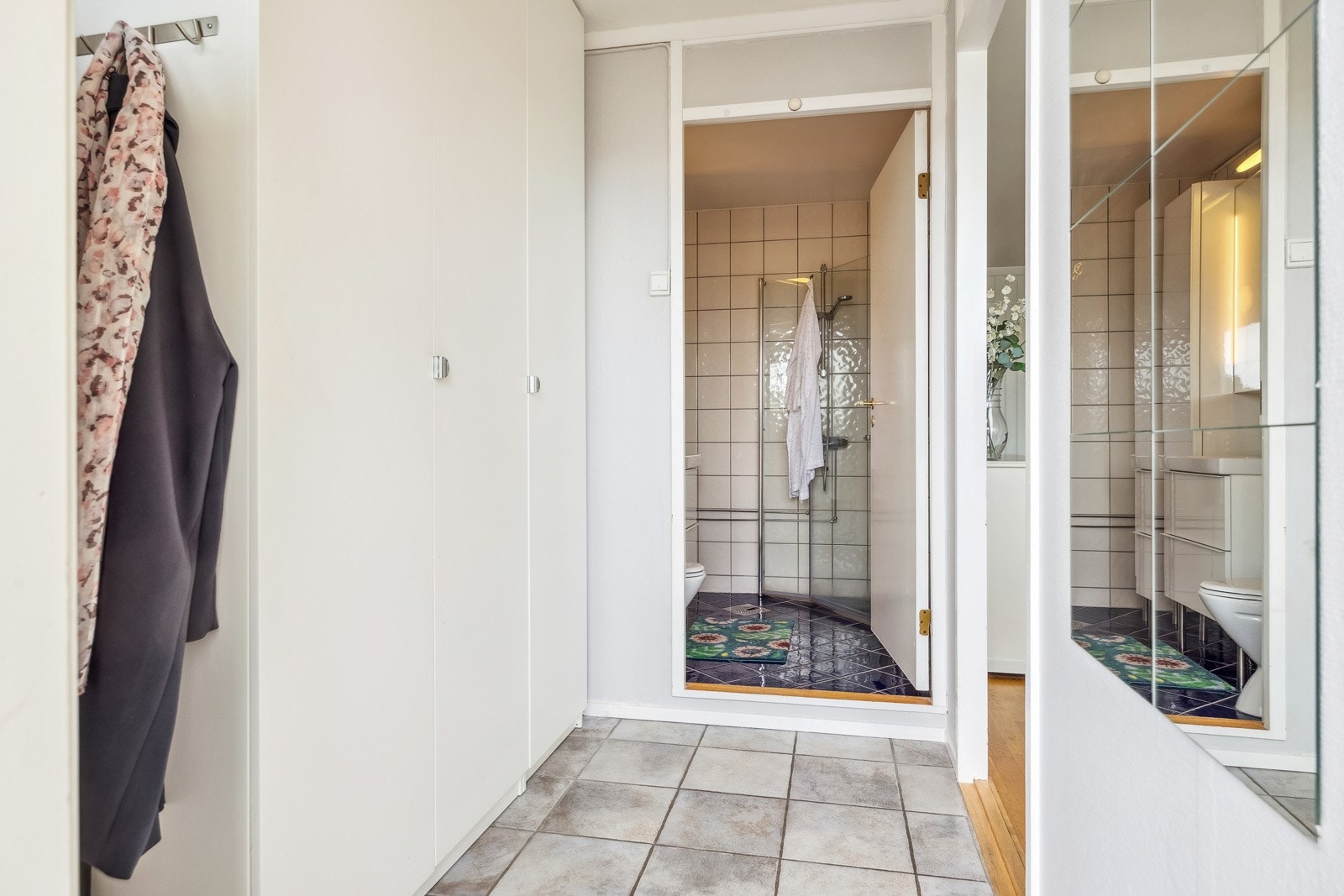 Entréen fordeler seg videre til leilighetens baderom og stueareal. Galleribilde