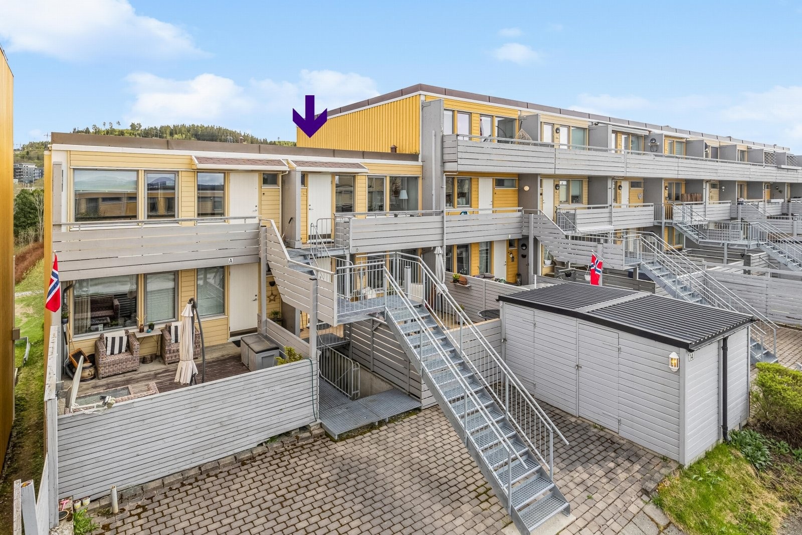 Leiligheten har en luftig og fin beliggenhet i 2. etasje i et rolig område på Risvollan uten gjennomgangstrafikk. Galleribilde