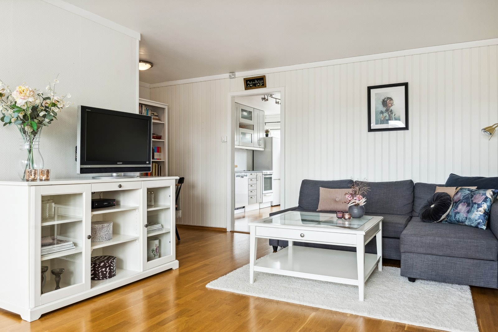 Det er her opplegg for kabel-tv/internett, og rommet varmes opp via radiatorer. Galleribilde
