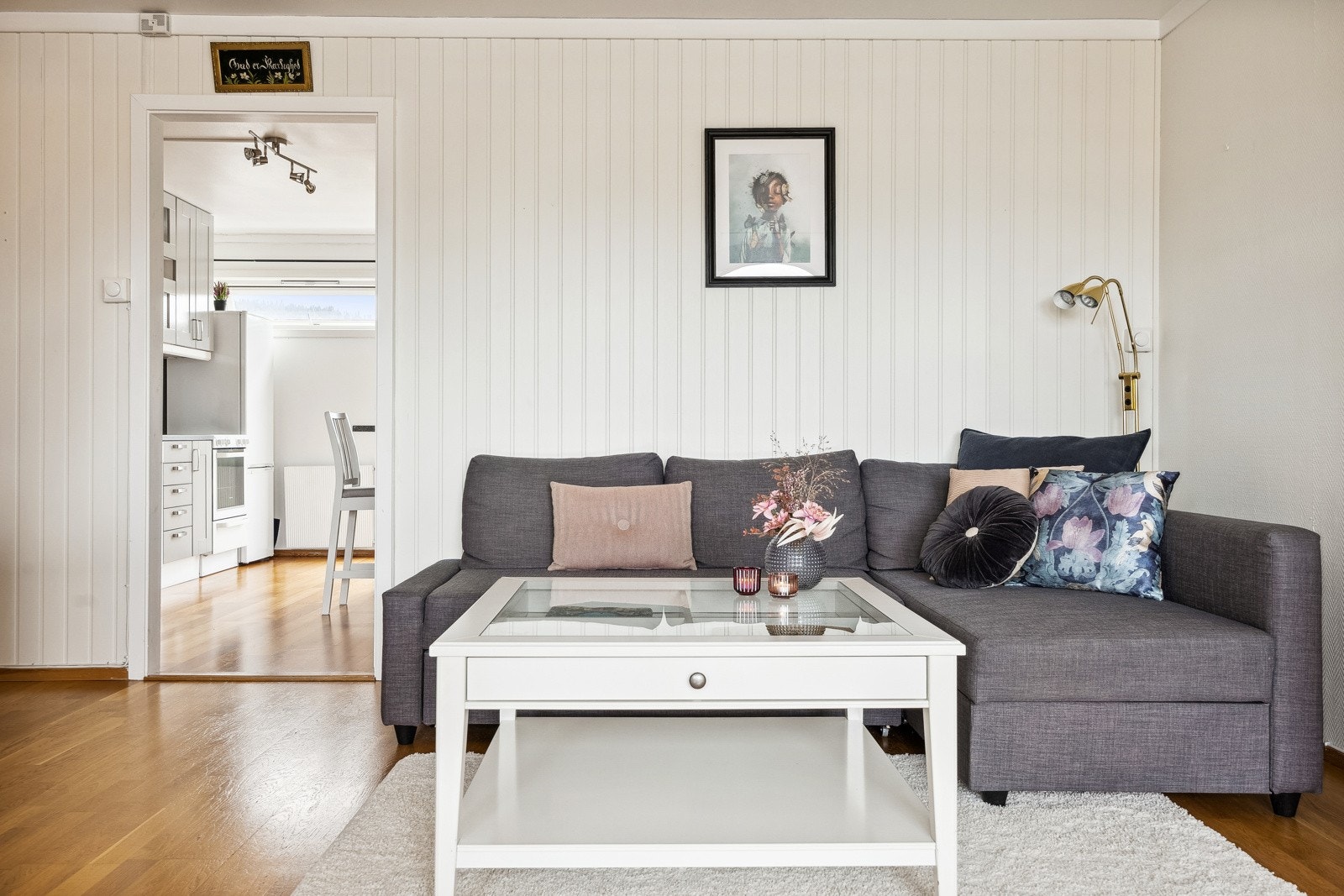 Inkludert i de månedlige felleskostnadene er blant annet oppvarming av leiligheten, forbruk av varmtvann, internett (fiber) og kabel-tv. Galleribilde