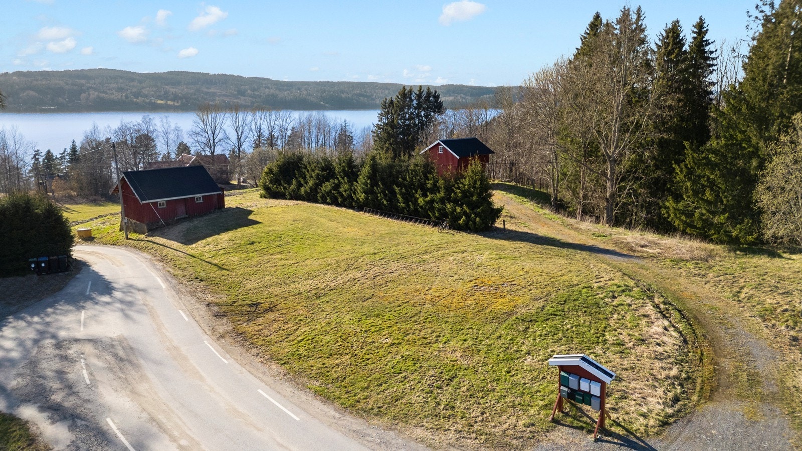 Per nå ligger det et stabbur og et anneks på tomten Galleribilde