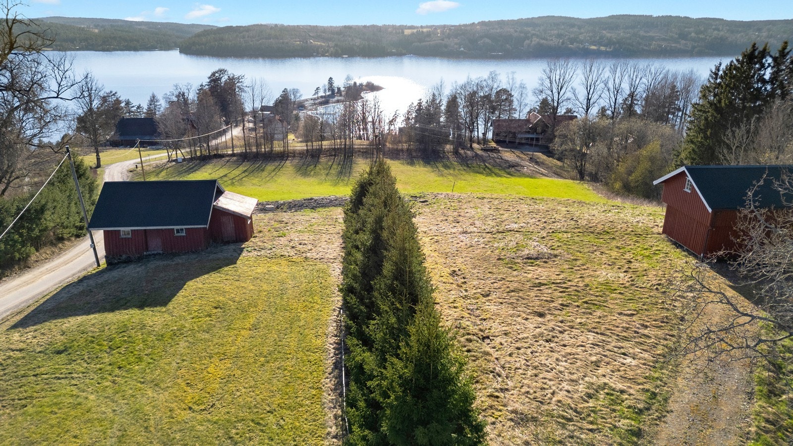 Fra tomten er det flott utsikt over hele Sandstangen og Øyeren Galleribilde
