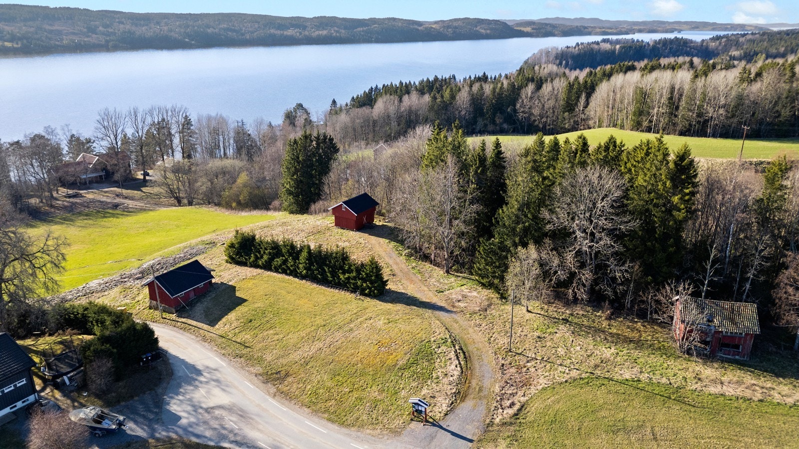 Tomten ligger koselig til på toppen med kort vei ned til badeplassen Galleribilde